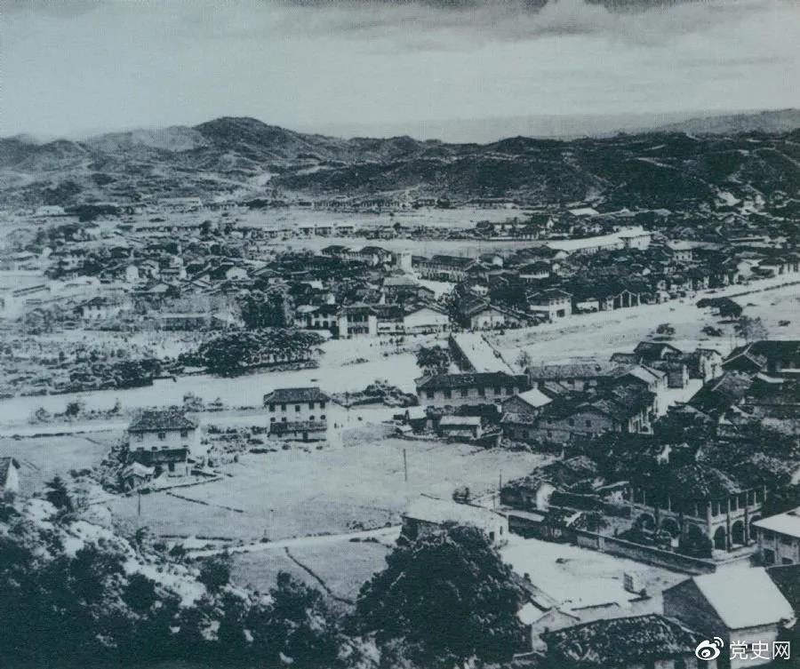 1928年4月，朱德率領(lǐng)南昌起義余部到達(dá)井岡山，與毛澤東領(lǐng)導(dǎo)的部隊勝利會師。圖為會師地點(diǎn)礱市全景。.jpg
