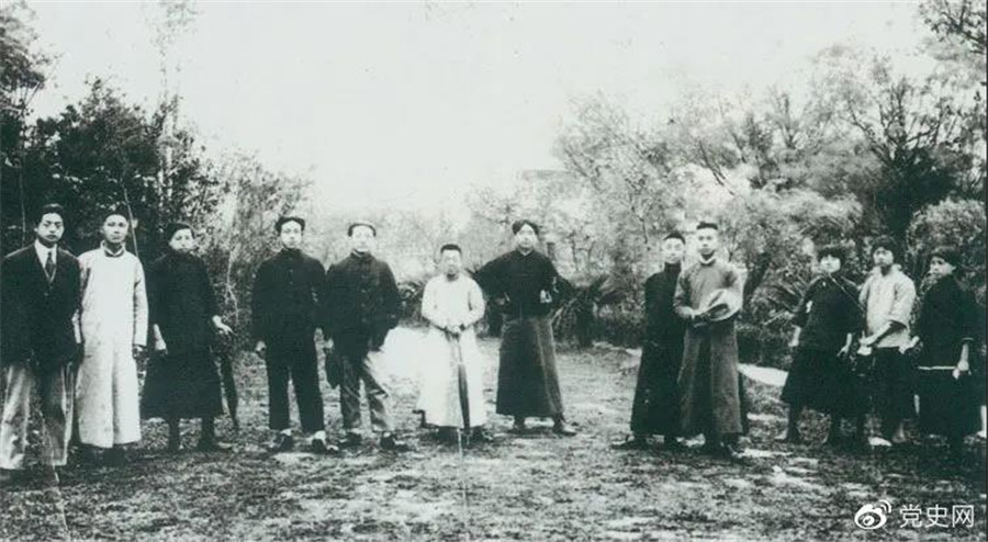 1920年5月8日，新民學(xué)會(huì)部分會(huì)員在上海半淞園合影。左七為毛澤東。.jpg