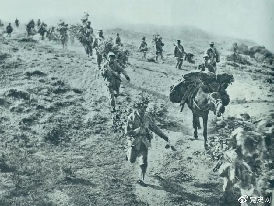圖為1947年5月在孟良崮戰(zhàn)役中，華東野戰(zhàn)軍向孟良崮挺進(jìn)。.jpg