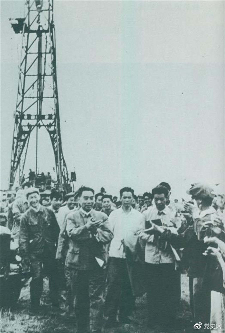 1962年6月，周恩來到大慶視察，這是在1202鉆井隊(duì)現(xiàn)場參觀。.jpg