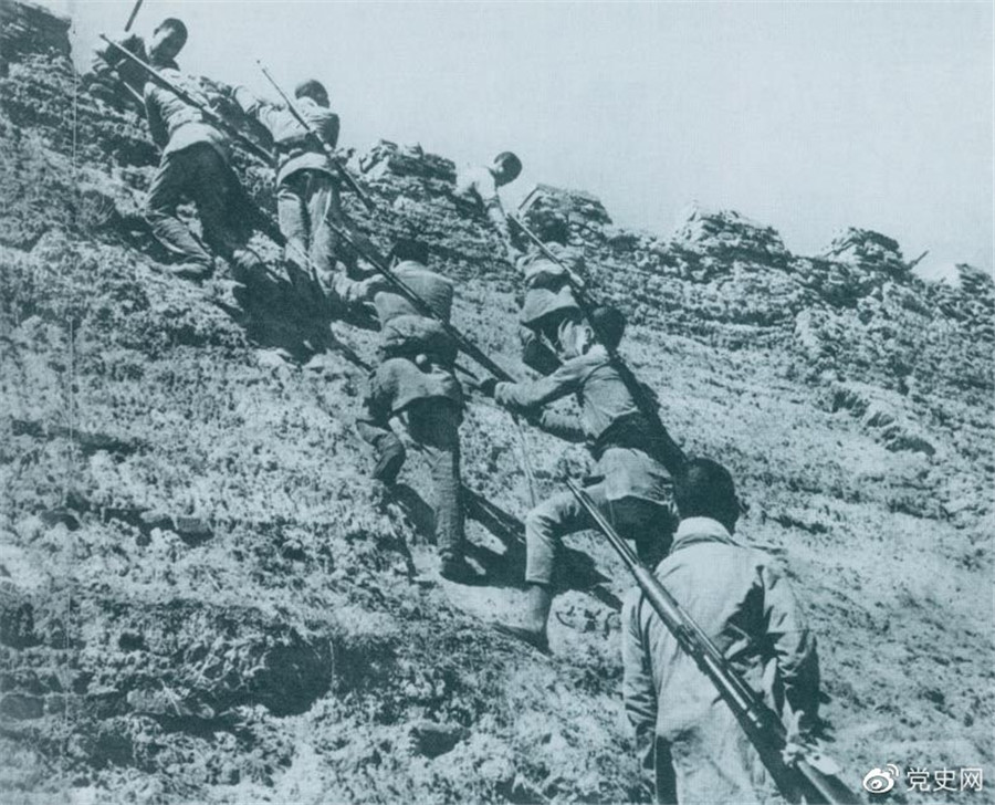 1945年6月25日，八路軍冀中部隊(duì)攻克河北獻(xiàn)縣。圖為部隊(duì)奮勇攀登城墻。.jpg