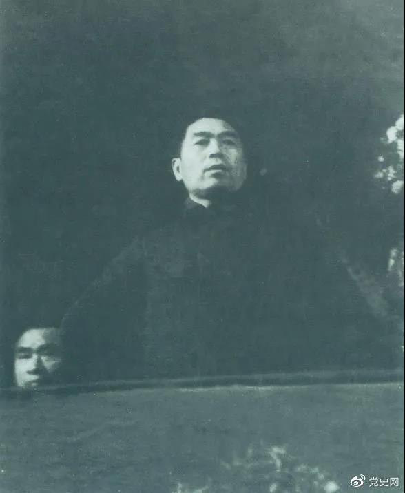 圖為周恩來在中國共產(chǎn)黨第七次全國代表大會上發(fā)言。.png