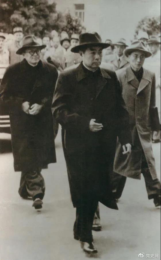 1954年4月26日，日內(nèi)瓦會議開幕。圖為周恩來率中國代表團進入會場。.png